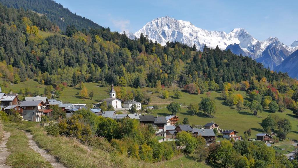 un petit village dans une vallée avec des montagnes en arrière-plan dans l'établissement alpes studio, à Feissons-sur-Salins