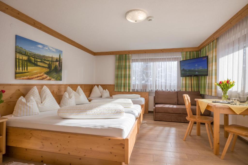 Postel nebo postele na pokoji v ubytování Hotel Theresia Garni