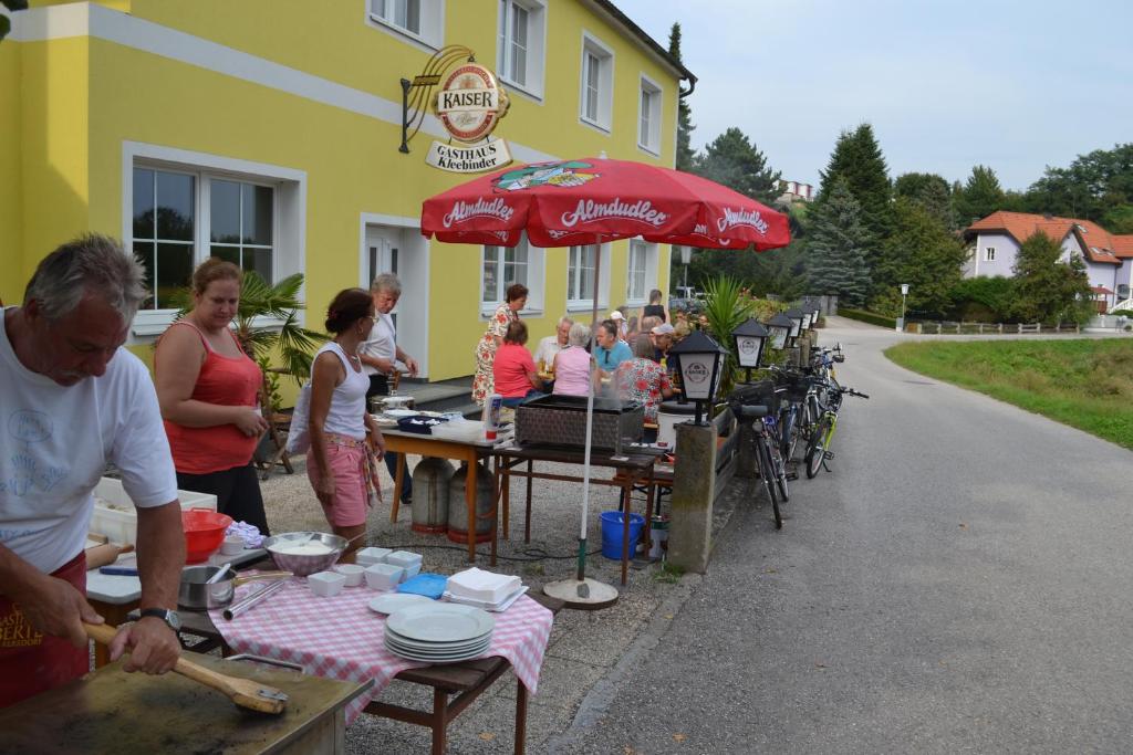 a group of people standing outside of a restaurant at Gasthaus Kleebinder in Haunoldstein