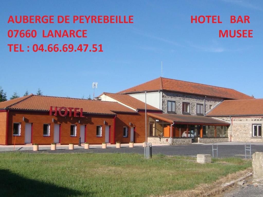 budynek z hotelem na poboczu drogi w obiekcie Auberge De Peyrebeille w mieście Lanarce