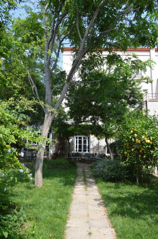 um caminho em frente a uma casa com árvores em La maison d'Antoine Rivesaltes em Rivesaltes