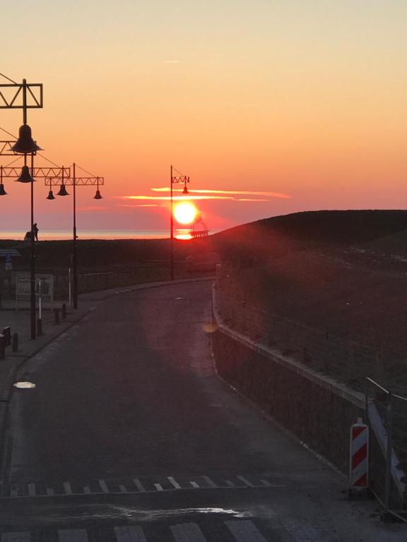 Východ nebo západ slunce při pohledu z hotelu nebo okolí