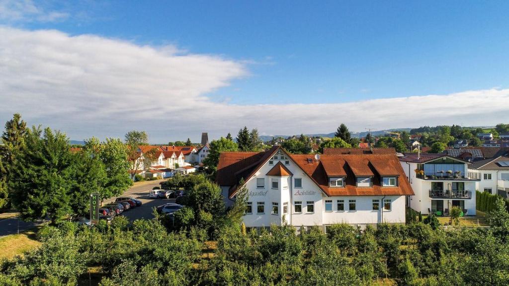een luchtfoto van een huis in een stad bij Landgasthof Apfelblüte garni in Salem