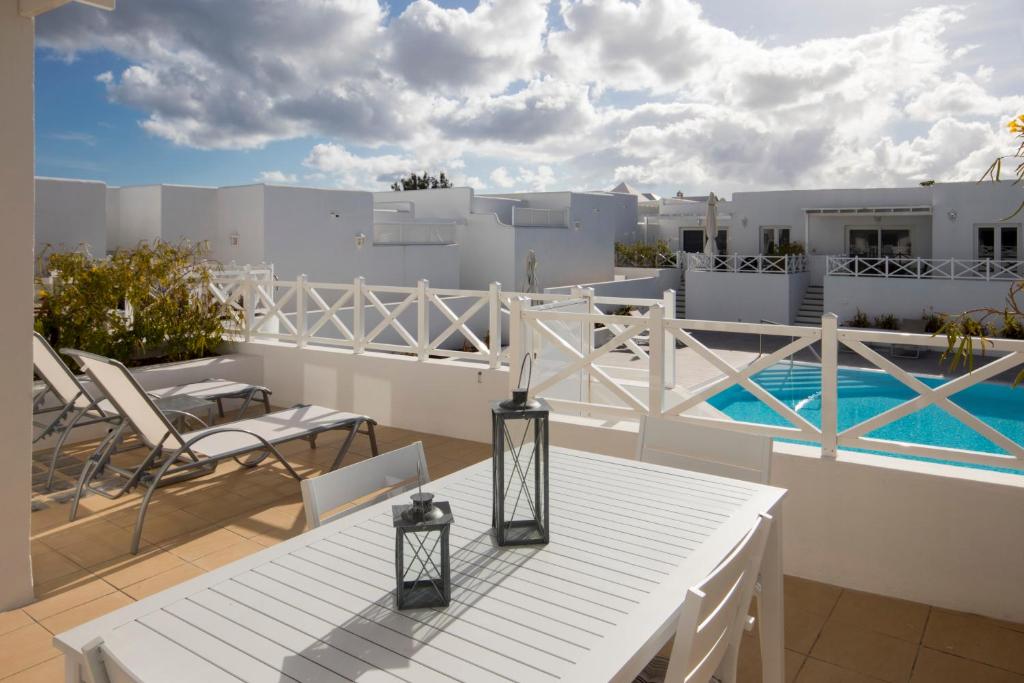 Bazén v ubytování Flower Beach Lanzarote nebo v jeho okolí