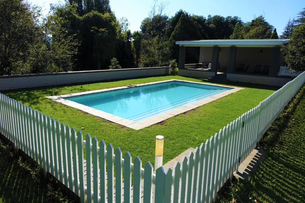 Bazén v ubytování Notting Hill Lodge nebo v jeho okolí