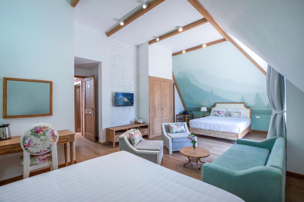 Postel nebo postele na pokoji v ubytování Dalat De Charme Village