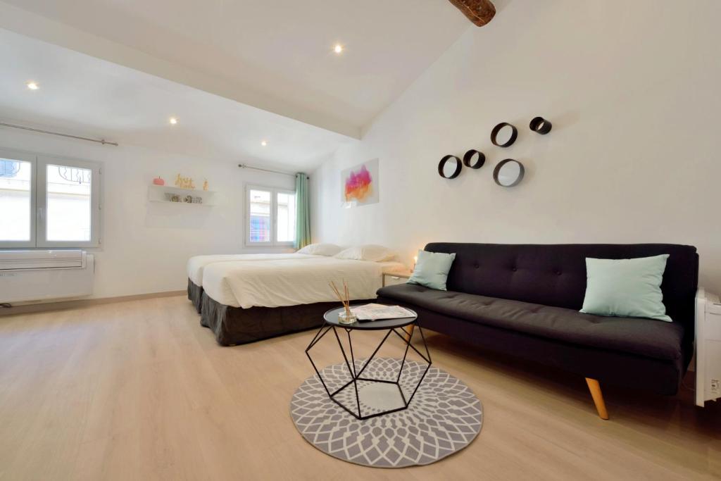 un salon avec un lit et un canapé dans l'établissement Studio Elly, à Cannes