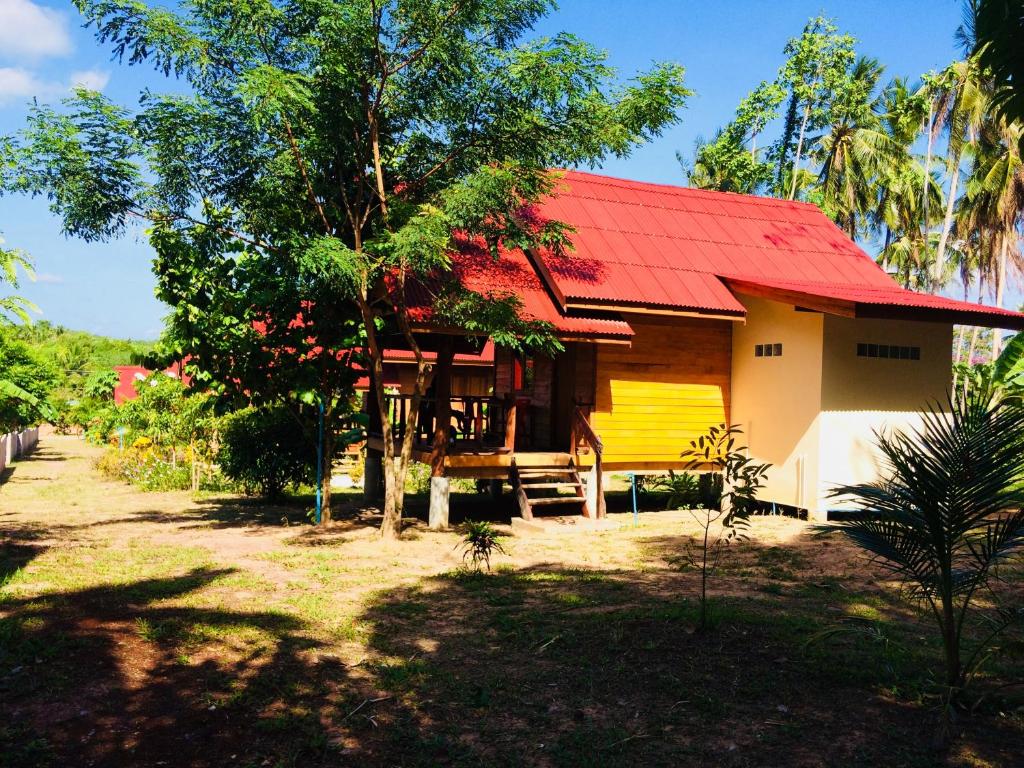 ein kleines Haus mit rotem Dach in der Unterkunft Gardenhomeresortkohjum in Ko Jum