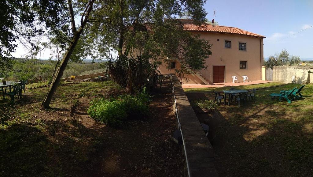 a house with a yard with a picnic table and a house at Agriturismo di Rina in Lamporecchio