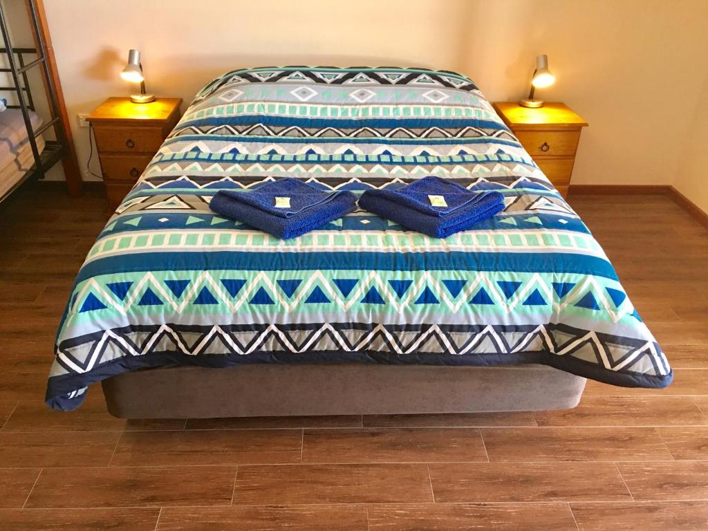 Una cama o camas en una habitación de Bay Lodge