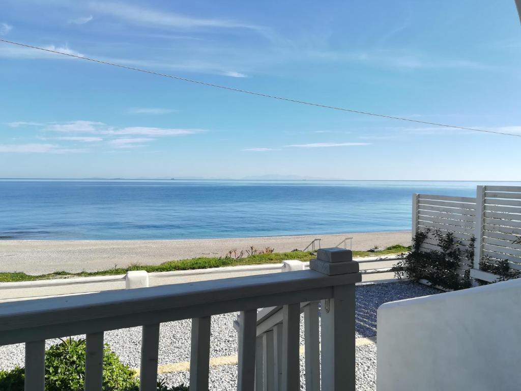 een balkon met uitzicht op het strand bij villa vagelis in Mourteri