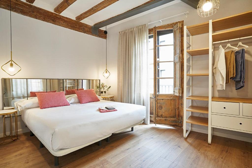 Posteľ alebo postele v izbe v ubytovaní AinB Gothic-Jaume I Apartments