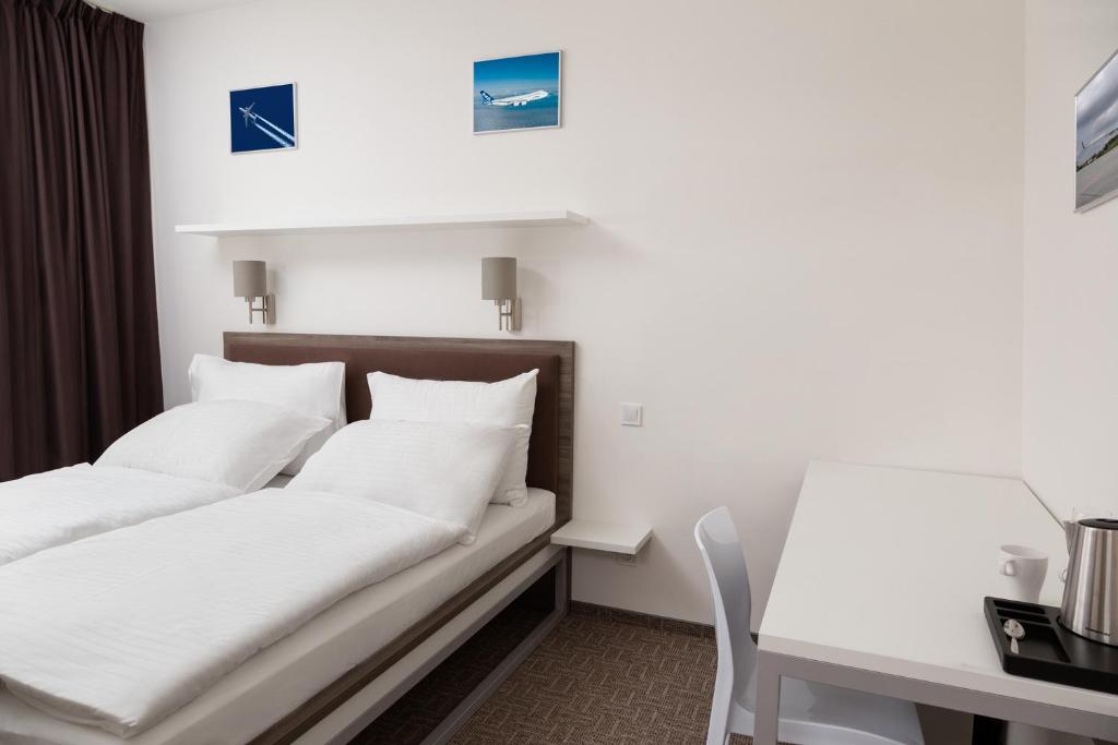 Łóżko lub łóżka w pokoju w obiekcie Skyhotel Prague