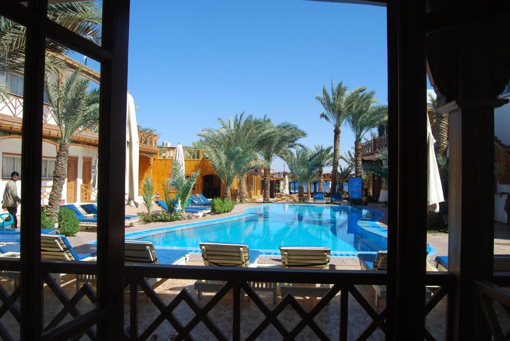 una finestra con vista sulla piscina. di Acacia Dahab Hotel a Dahab