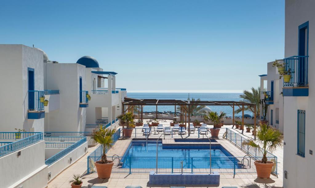 - une vue sur la piscine depuis le balcon de l'hôtel dans l'établissement Hotel Punta del Cantal, à Mojácar