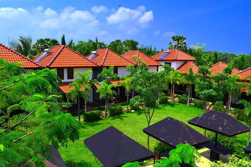 eine Reihe von Häusern mit roten Dächern in der Unterkunft Hotel Green Garden in Trincomalee