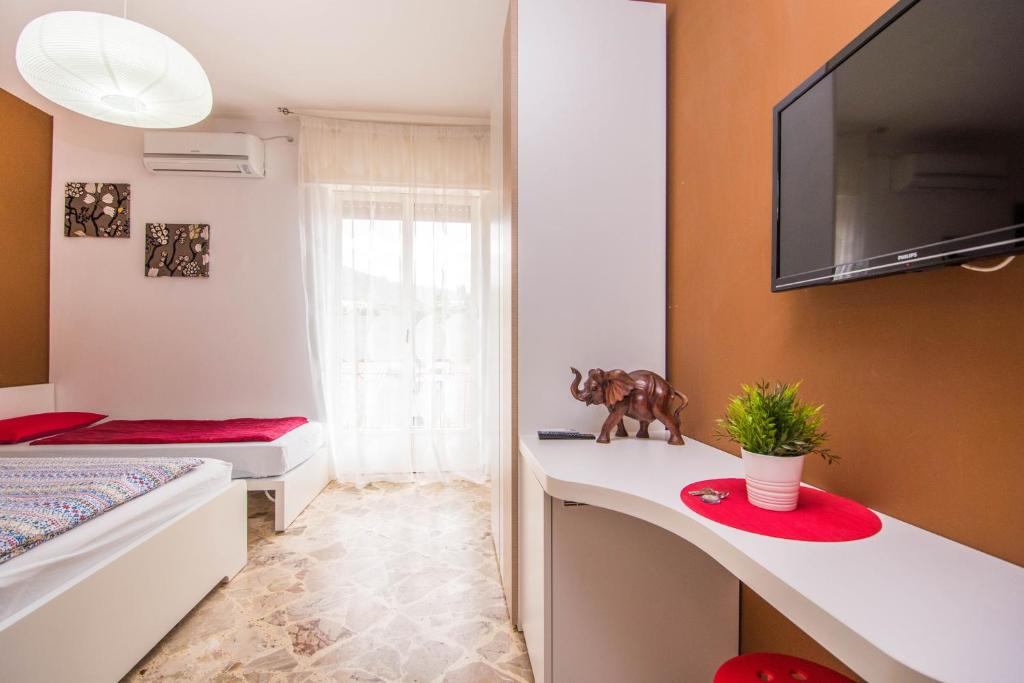 A television and/or entertainment centre at Il Muretto