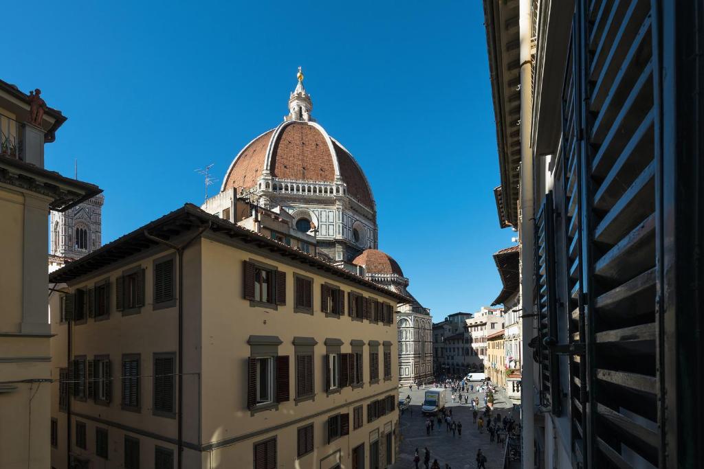 フィレンツェにあるApartments Florence - In Duomoのドームを上に建てた建物