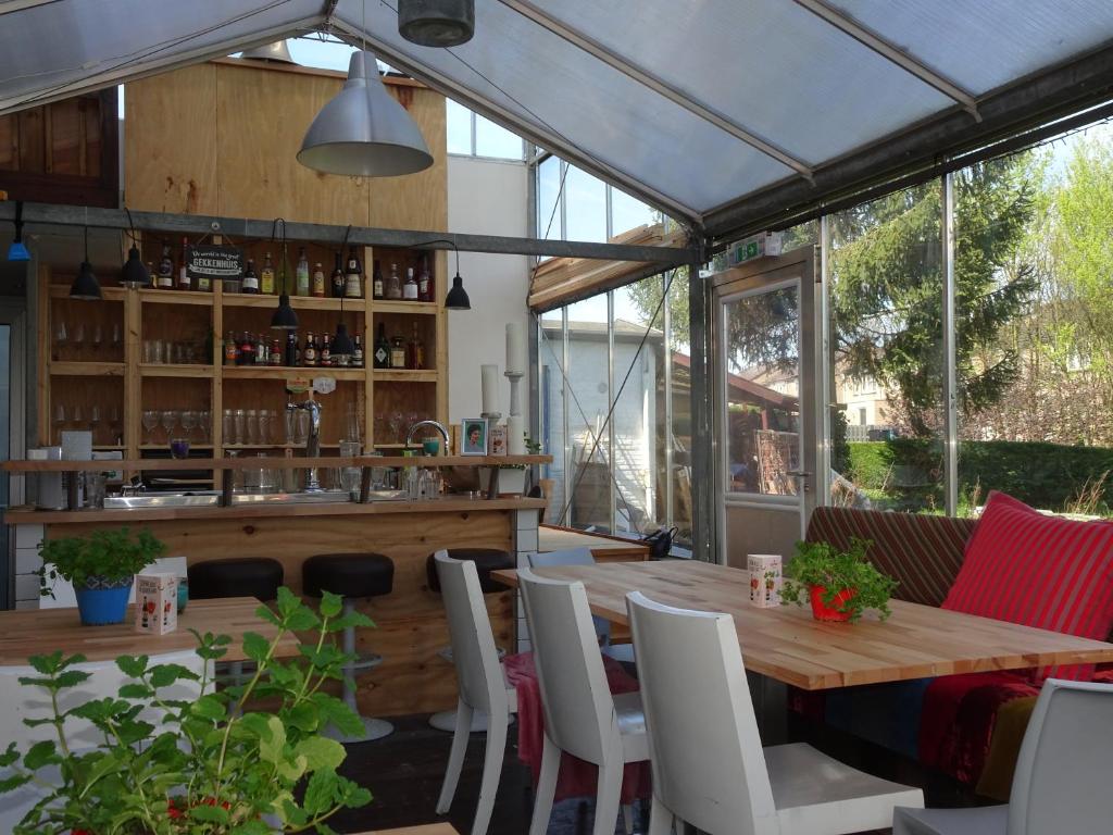 een eetkamer met een houten tafel en stoelen bij Boutiquehotel B&B the SJinn in Schin op Geul