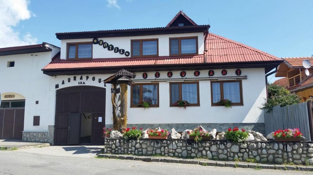 uma casa branca com um telhado vermelho em Hotel Tatrania em Stará Lesná