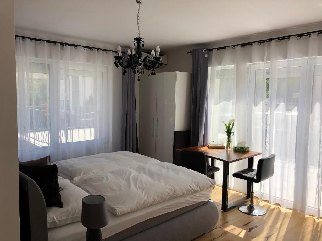 Postel nebo postele na pokoji v ubytování Enjoyit Rooms