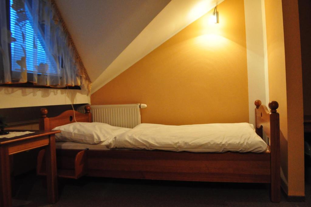 Posteľ alebo postele v izbe v ubytovaní Hotel Mladosť