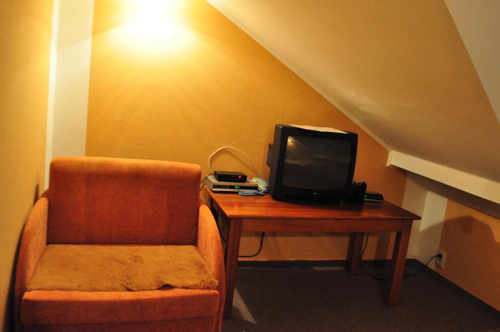 Televízia a/alebo spoločenská miestnosť v ubytovaní Hotel Mladosť
