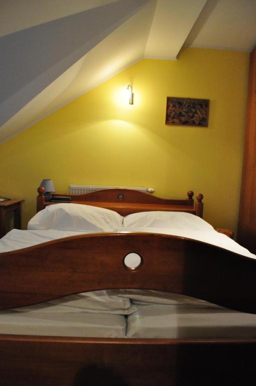 Posteľ alebo postele v izbe v ubytovaní Hotel Mladosť