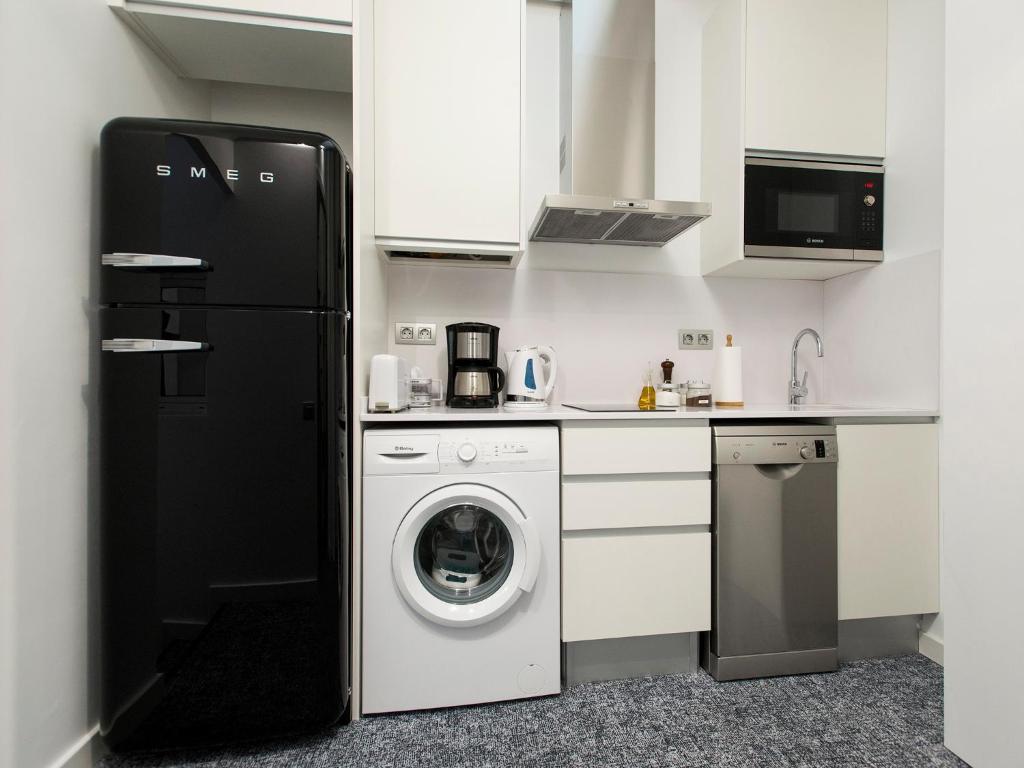 Kuchyň nebo kuchyňský kout v ubytování Fewdays Barcelona Apartments
