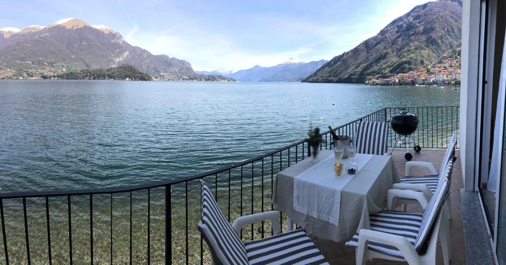 een tafel op een balkon met uitzicht op een meer bij Como Lake view House in Lezzeno