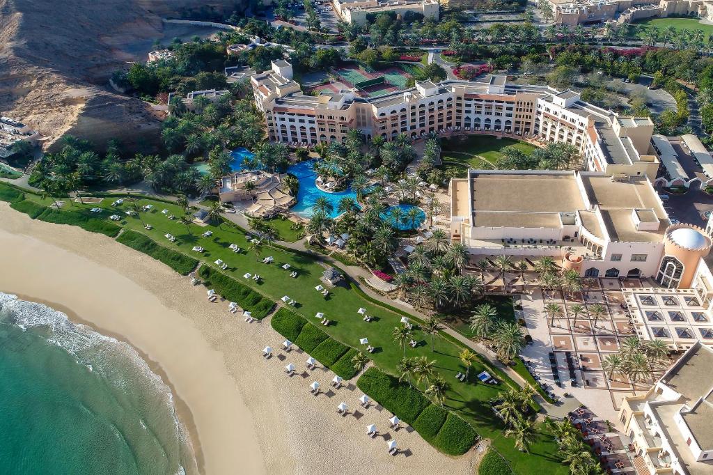 eine Luftansicht auf das Resort und den Strand in der Unterkunft Shangri-La Barr Al Jissah, Muscat in Muscat