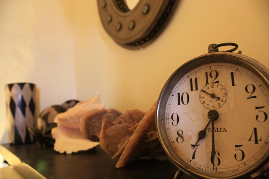 a clock sitting on top of a table at L'Antico Borgo B&B in Levanto