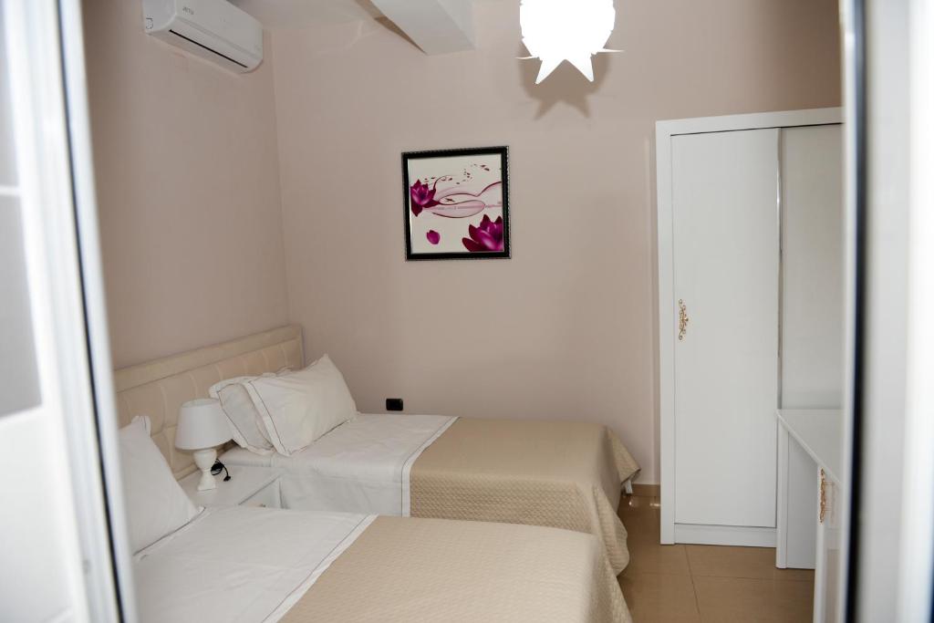 Llit o llits en una habitació de Hotel Orestiada
