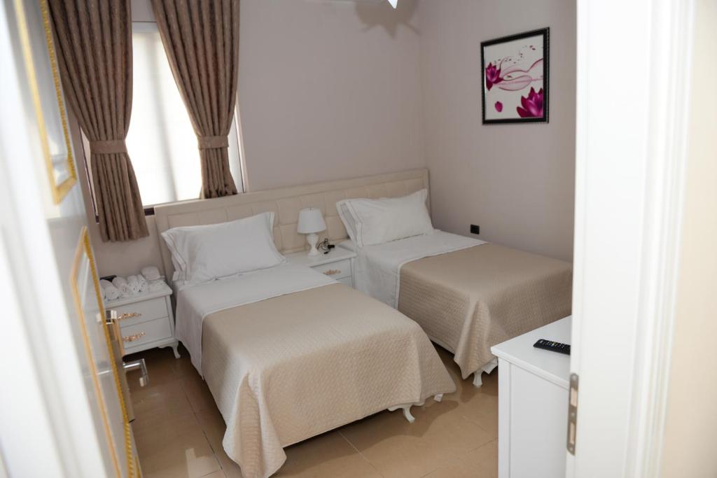 Llit o llits en una habitació de Hotel Orestiada