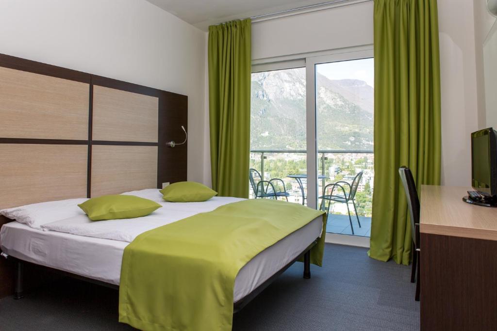 Postel nebo postele na pokoji v ubytování Hotel Benacus Panoramic