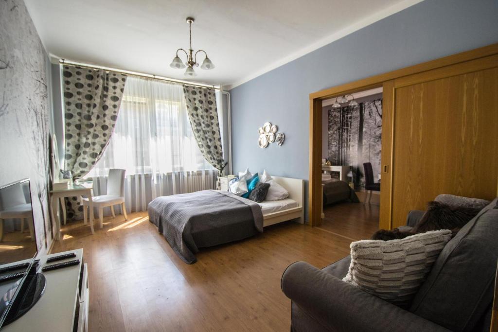 プラハにあるDesign Apartment by Ruterraのベッドルーム1室(ベッド1台付)、リビングルームが備わります。