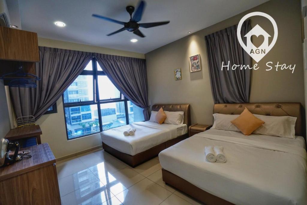 ein Hotelzimmer mit 2 Betten und einem Deckenventilator in der Unterkunft Nice Podium View @Atlantis Melaka in Malakka