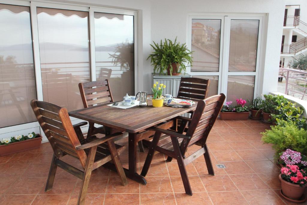 una mesa de madera y sillas en un patio en Villa Stella, en Trogir