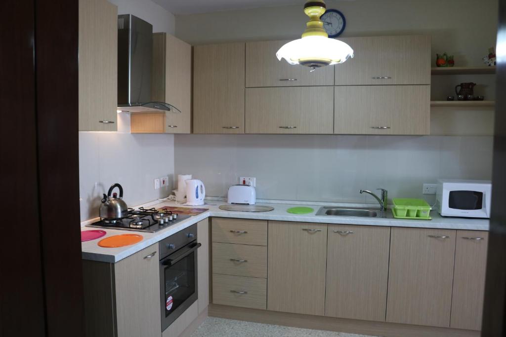 Kuchyň nebo kuchyňský kout v ubytování Sea front apartment