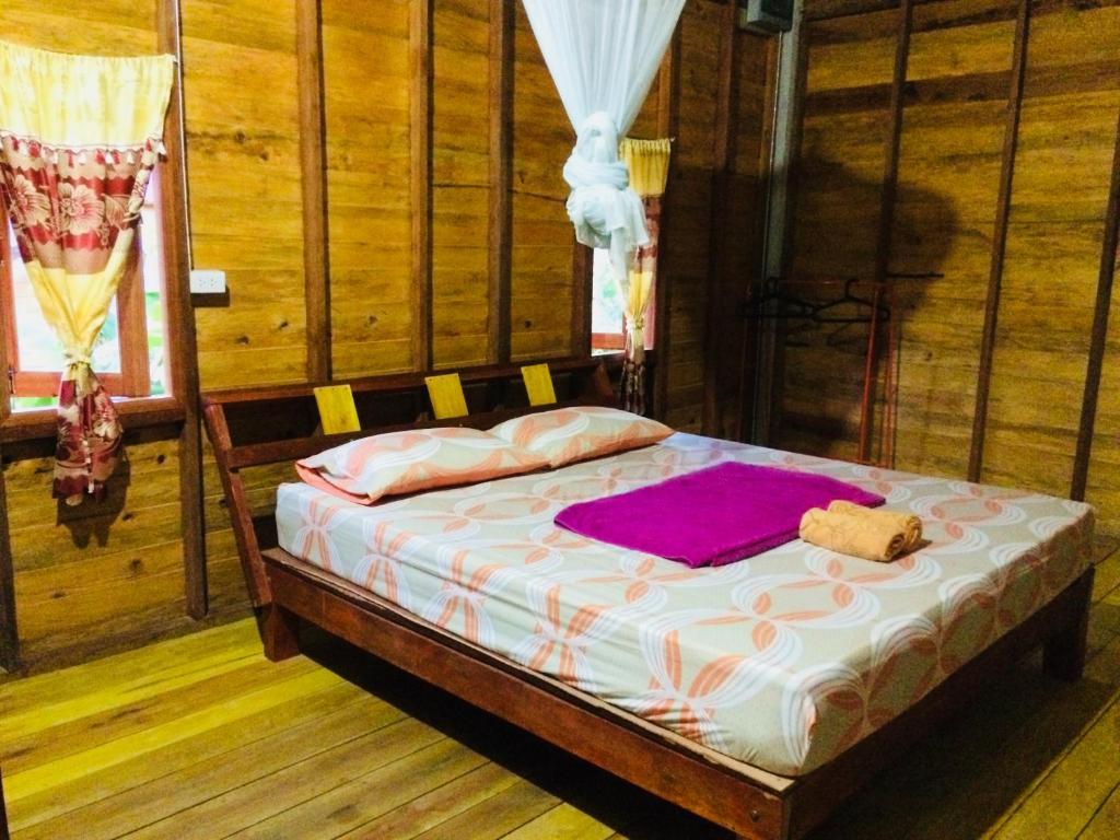 Postel nebo postele na pokoji v ubytování Gardenhomeresortkohjum
