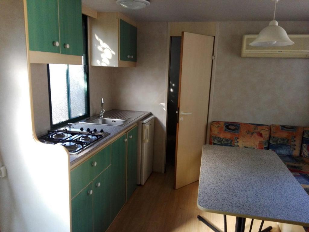 Kuchyňa alebo kuchynka v ubytovaní Villaggio Mithos