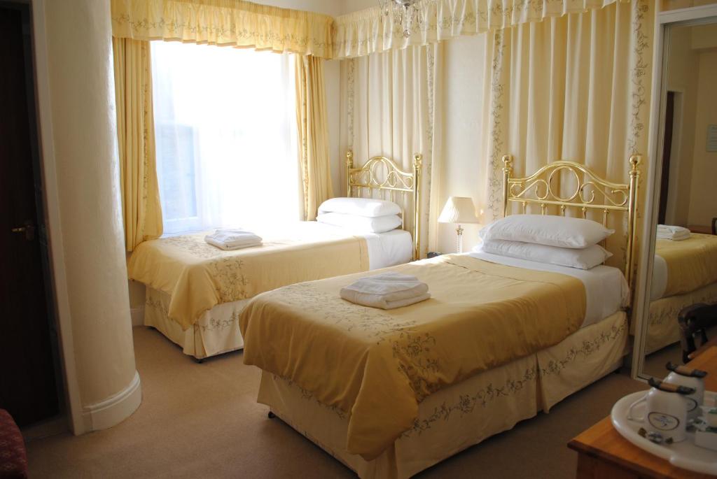 Postel nebo postele na pokoji v ubytování Craig-Ard Hotel