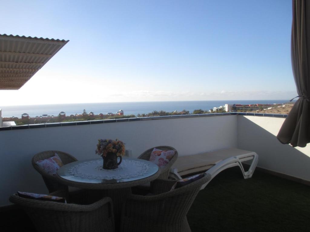 コスタ・カルマにあるLinda Marのテーブルと椅子、海の景色を望むバルコニー