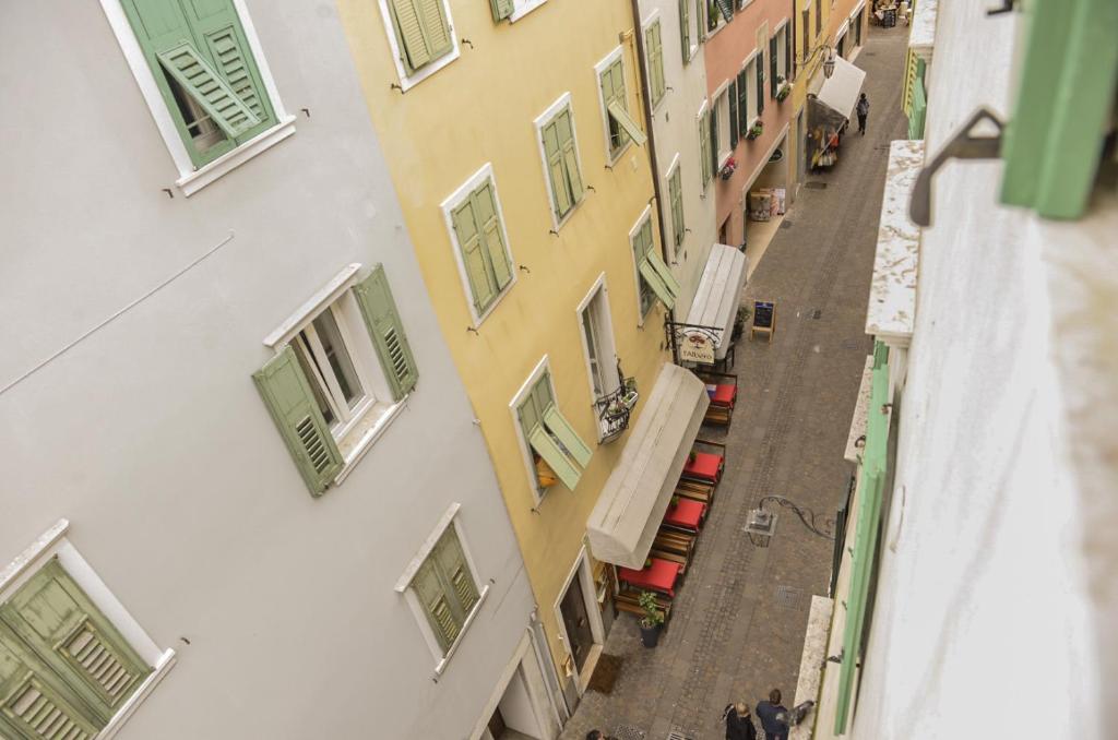 uma vista superior de uma rua num edifício em Family Retreat em Riva del Garda