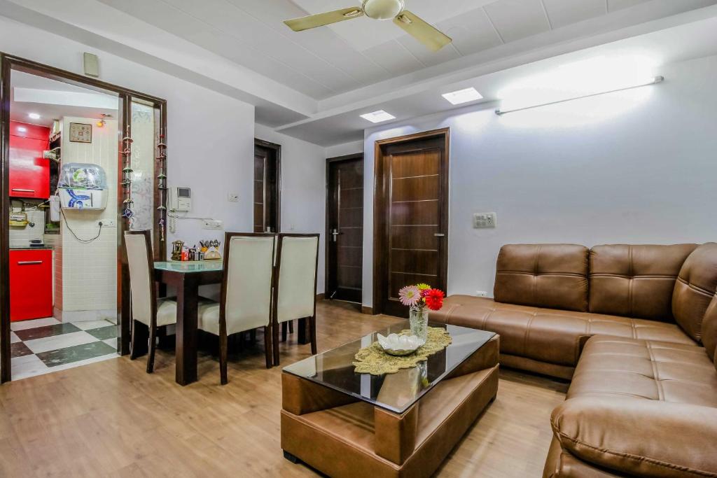 sala de estar con sofá y mesa en New India home stay en Nueva Delhi