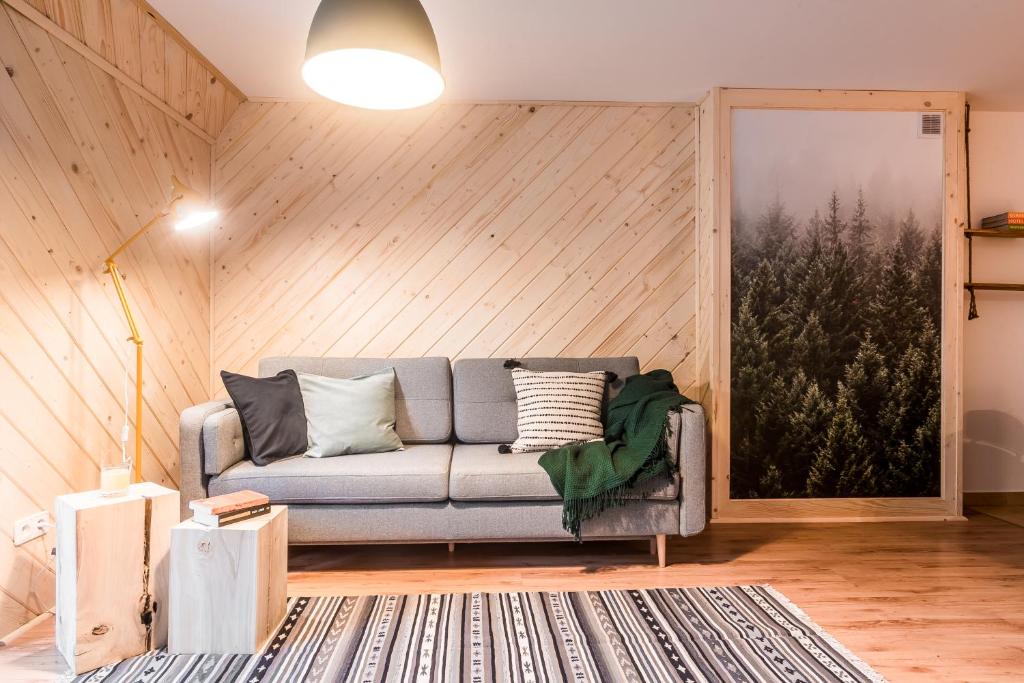een woonkamer met een bank en een groot raam bij Kasprowy Wierch in Zakopane