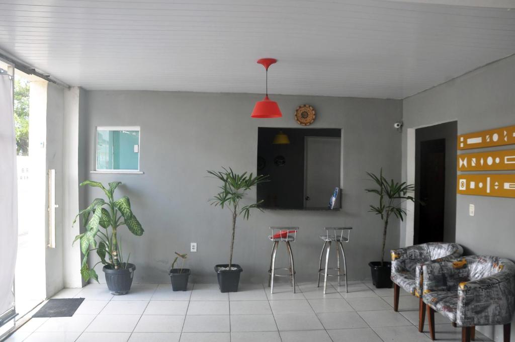 sala de estar con macetas y luz roja en 4ª Cia Hostel e Pousada, en Fortaleza