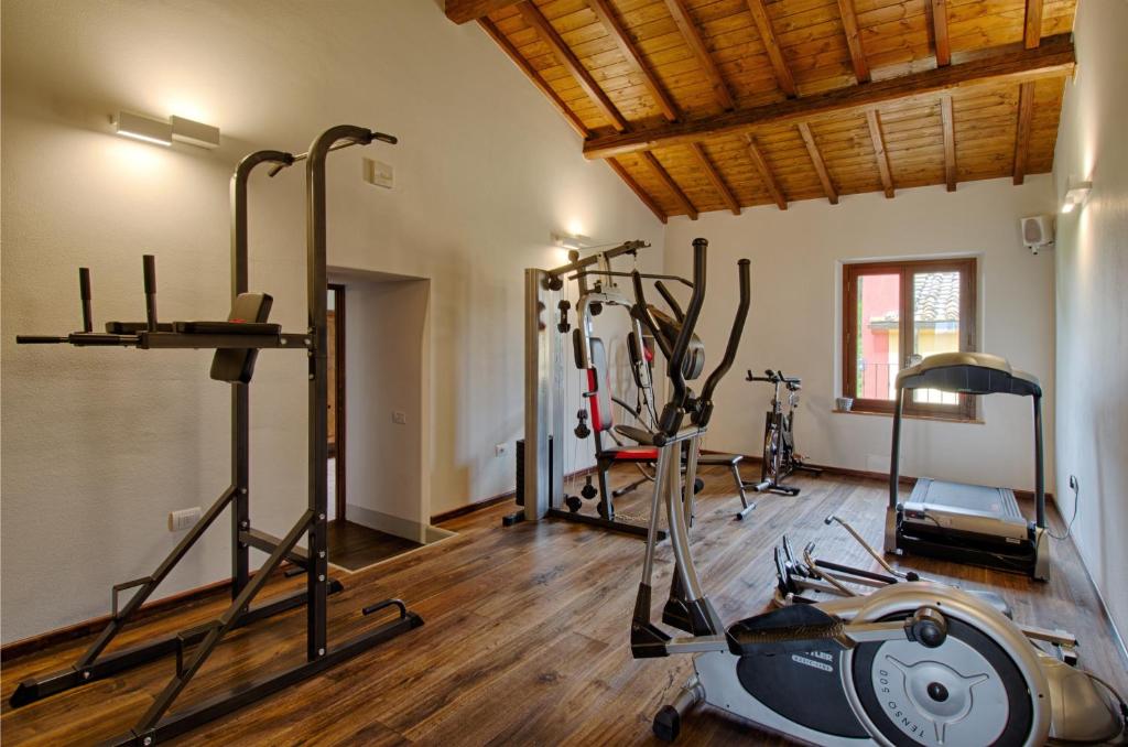Posilňovňa alebo fitness centrum v ubytovaní Tenuta Cambiano by PosarelliVillas