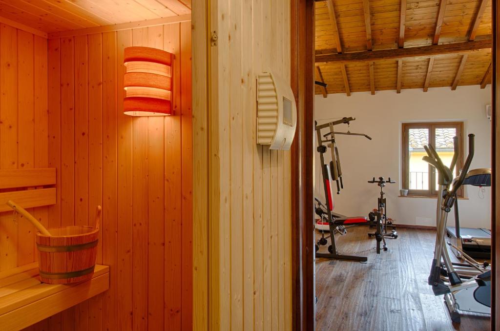 Posilňovňa alebo fitness centrum v ubytovaní Tenuta Cambiano by PosarelliVillas