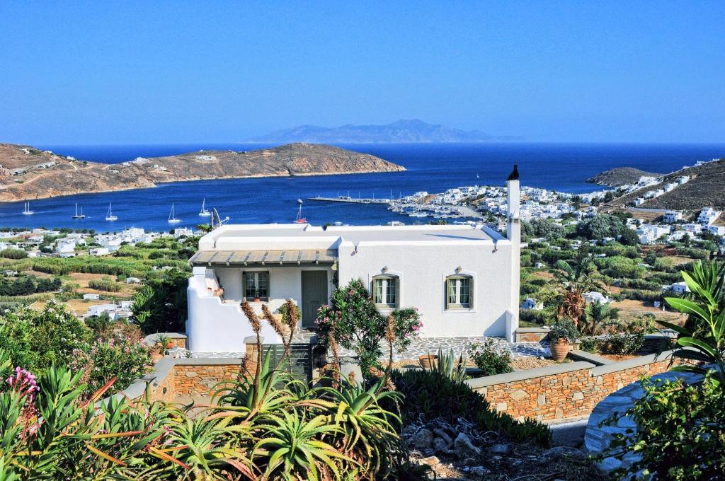 Casa blanca con vistas al océano en The Blue Horizon Villa en Livadion